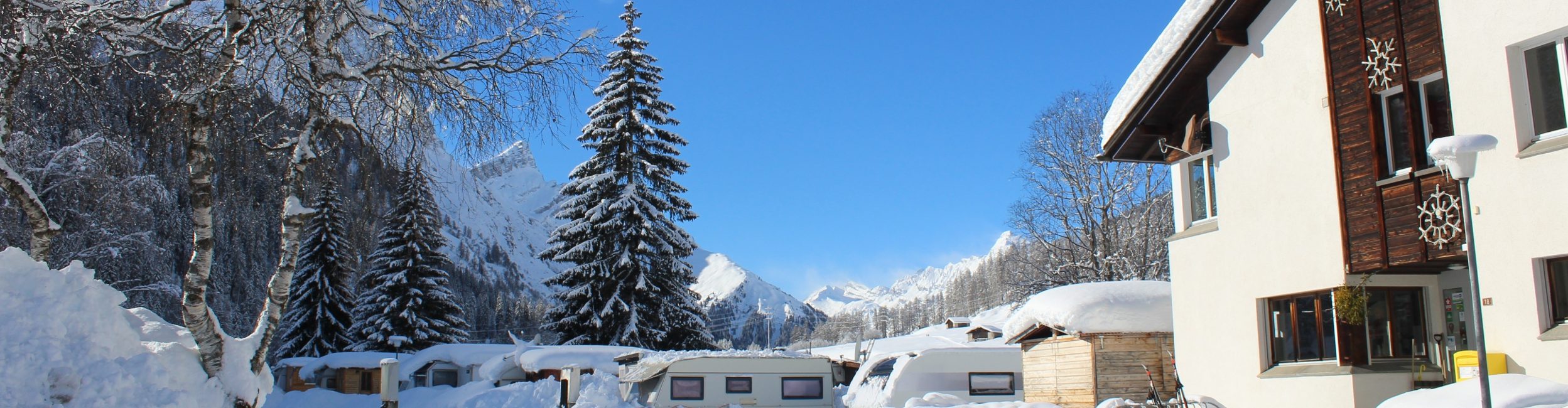 Camping Splügen Haupthaus im Winter