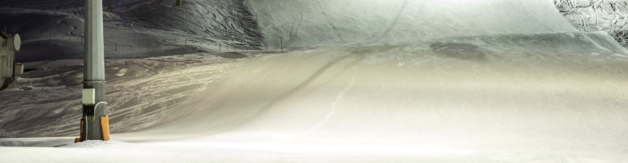 Skipiste Splügen in den Nacht mit Flutlicht