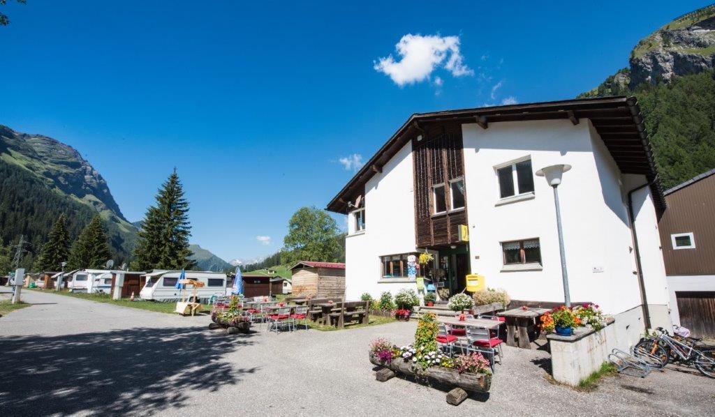 Campinghaus im Sommer